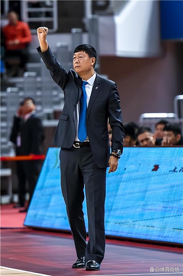 米乐体育平台清晨体能课后，成都蓉城主帅复盘备战CBA季后赛，球迷炸锅，训练强度明显提升的简单介绍